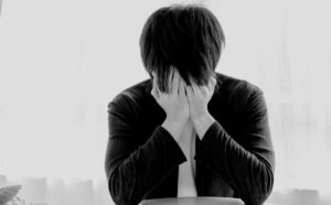 後悔している男性