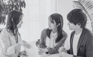 ブライダルフェアに参加する夫婦